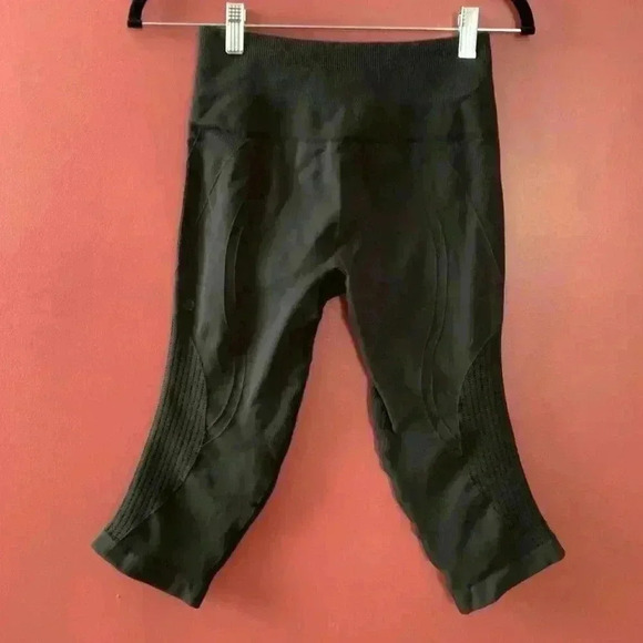 Lululemon Gray Capris - Picture 5 of 5